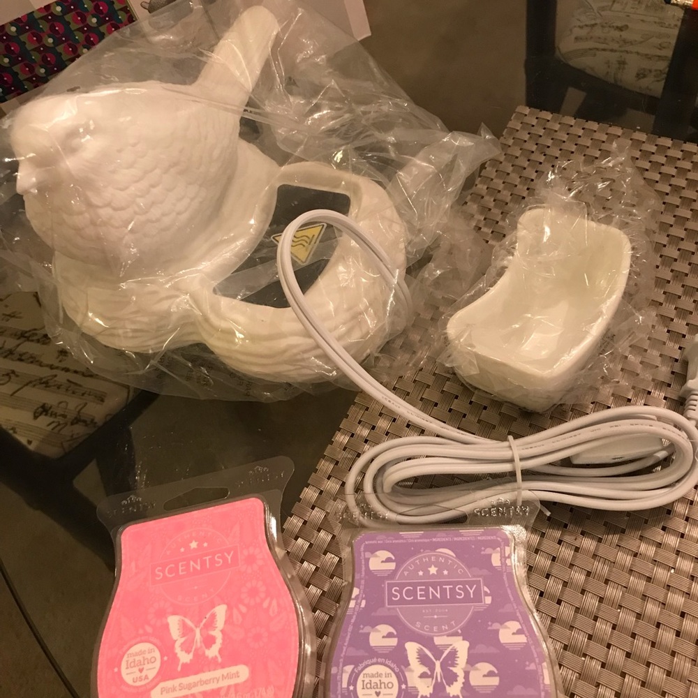 Scentsy Birds of a Feather warmer + 2 waxes